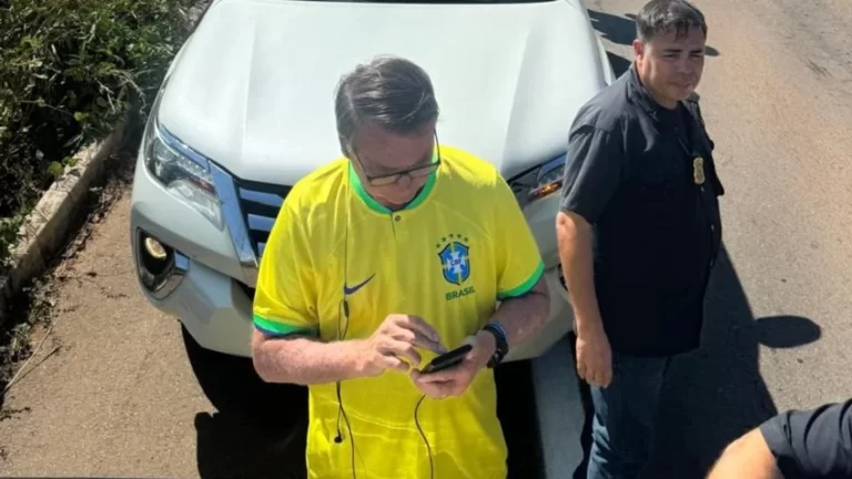 Vândalos fecham rodovia e atrapalham chegada de Bolsonaro a Parauapebas (PA)