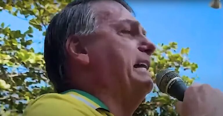 Bolsonaro vai às lágrimas ao discursar em Niterói (RJ)