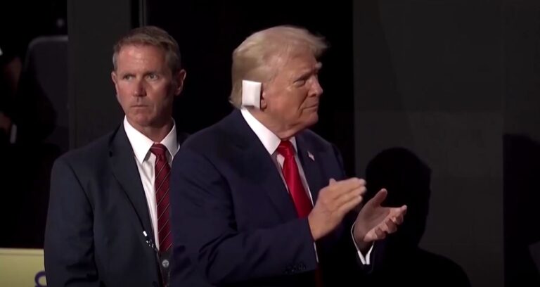 Trump aparece com orelha enfaixada em convenção republicana