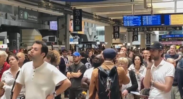Rede ferroviária da França é atingida por ataques incendiários horas antes da cerimônia olímpica
