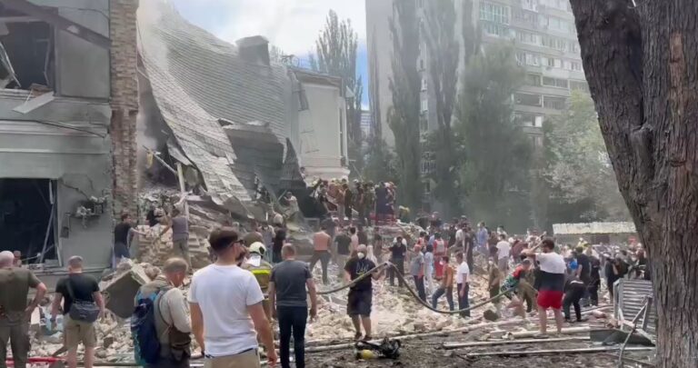 Bombardeio russo atinge hospital pediátrico na capital da Ucrânia; ao menos 20 mortos