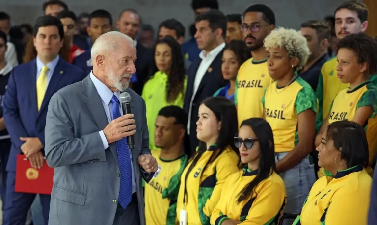 Aos atletas que vão a Paris, Lula diz que não há provas de corrupção na Copa e Olimpíadas no Brasil