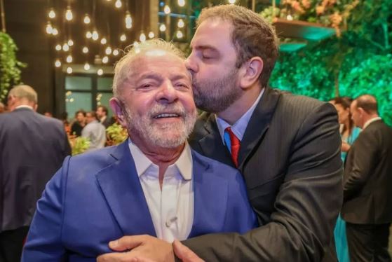 Senador cobra Governo sobre ida de filho de Lula a Cuba