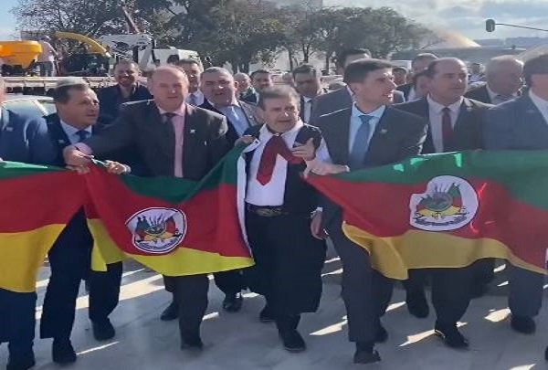 Centenas de prefeitos do RS protestam em frente ao Planalto e pedem liberação de verba