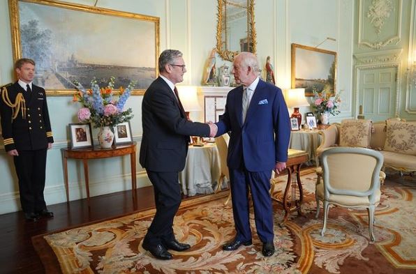 Starmer é nomeado pelo rei Charles III e discursa como novo 1º ministro do Reino Unido