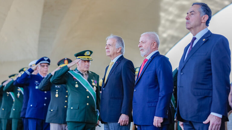 Lula ouve cobrança do comandante do Exército no Dia do Soldado