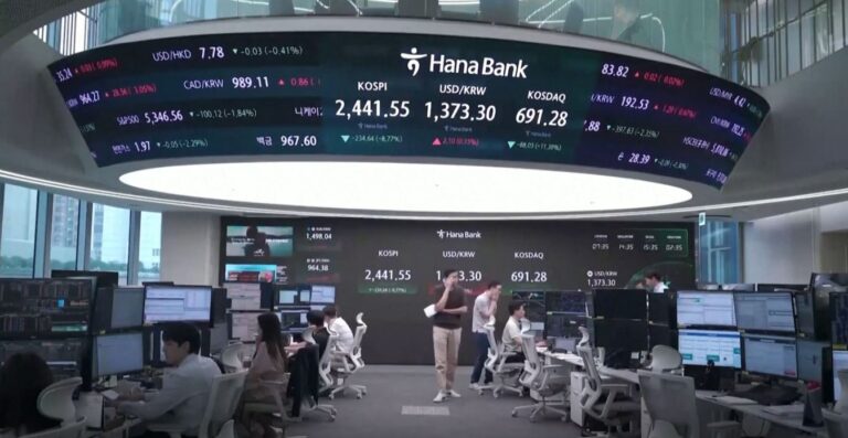 Bolsa de Tóquio desaba e registra maior queda em pontos da história