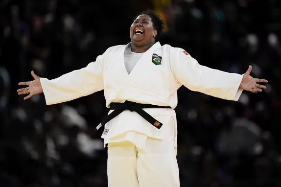Judoca Beariz Souza conquista 1º ouro para o Brasil em Paris 2024