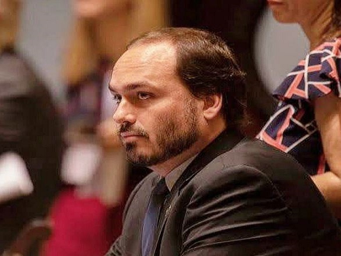 Carlos Bolsonaro declara apoio à candidata do Novo à prefeitura de São Paulo