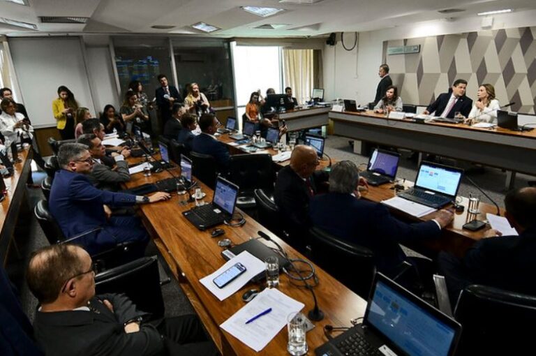 CCJ do Senado aprova decreto que reduz exigências para armas