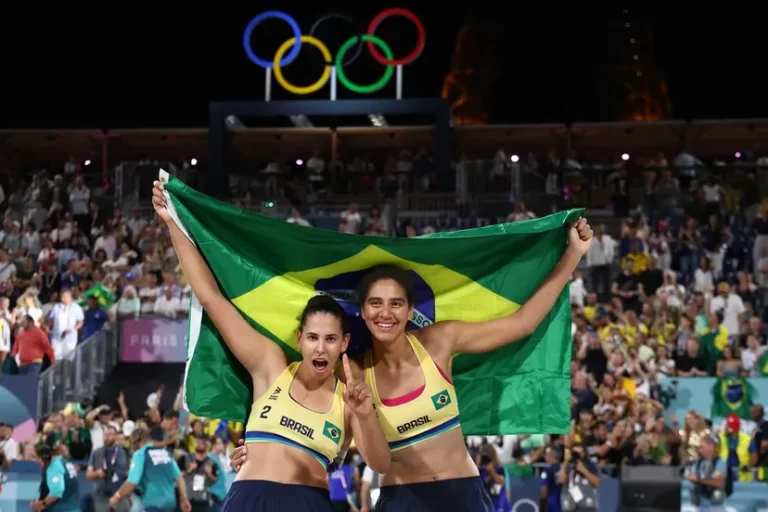 Brasileiras Duda e Ana Patrícia conquistam ouro no vôlei de praia em Paris