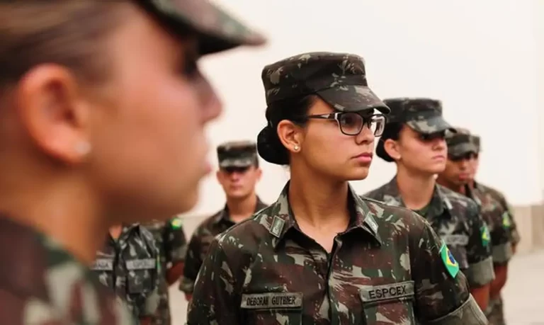 Governo autoriza alistamento militar feminino aos 18 anos