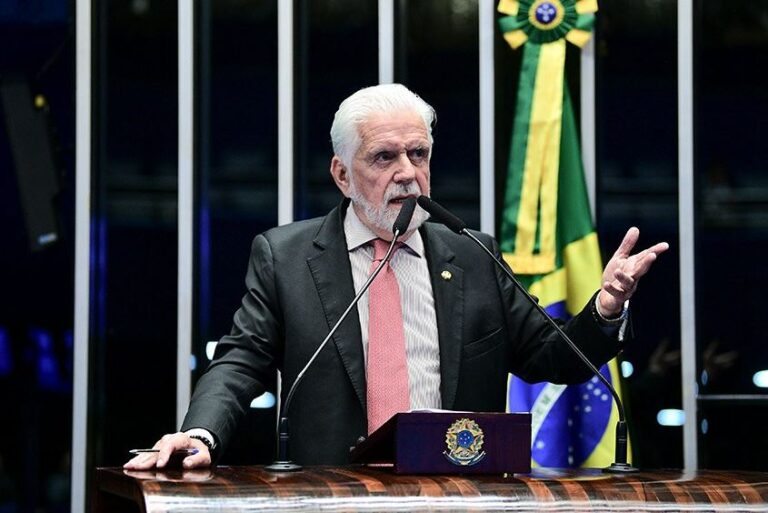 Senador petista diz que Bolsonaro acertou ao indicar Flávio para não ser traído