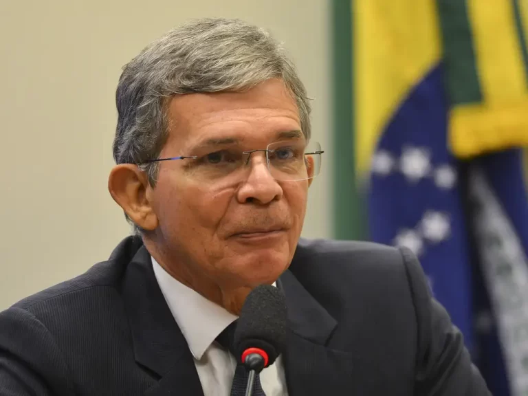 Bolsonaro vai a Foz do Iguaçu em apoio à candidatura de ex-presidente de Itaipu