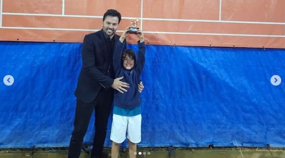 Neto de Silvio Santos vence torneio de tênis e dedica troféu ao avô