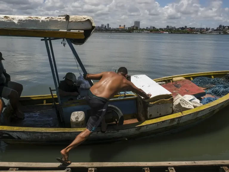 Governo prevê economia de até R$ 5 bi com revisão de benefício a pescadores