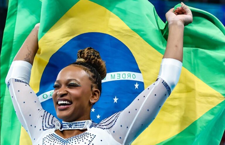 Rebeca Andrade conquista prata em Paris 2024 e iguala recorde Olímpico