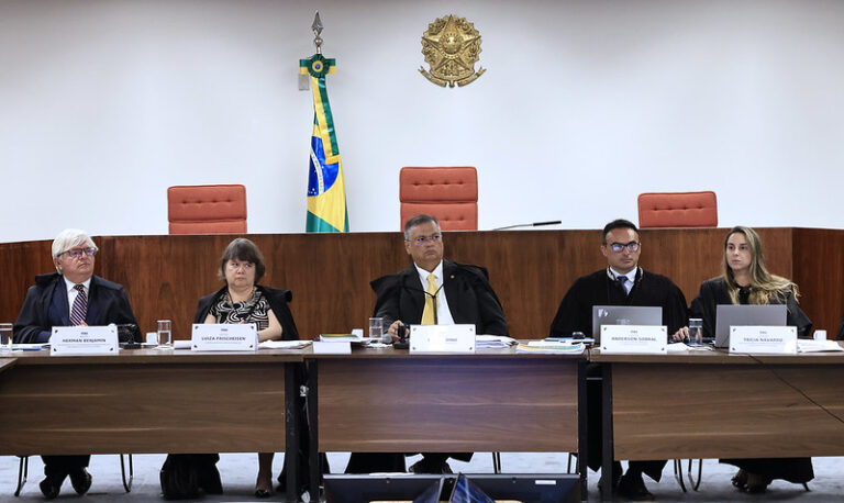 Dino pede parecer da PGR sobre desapropriação de terra em caso de desmatamentos e queimadas ilegais