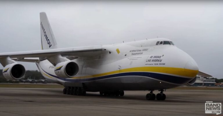 Maior avião de cargas no mundo pousa no Galeão, no Rio