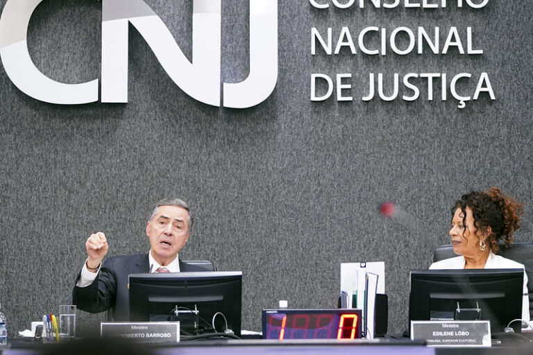 Barroso anuncia que ‘regulamentação’ das redes sociais fica para depois das eleições