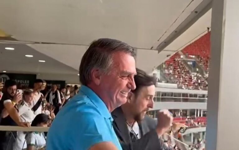 Bolsonaro assiste a Vasco e Palmeiras e é ovacionado pela torcida