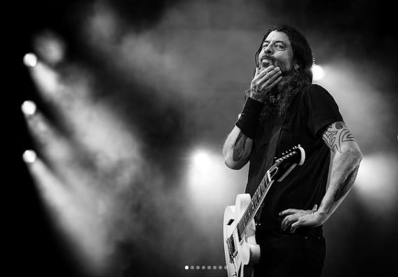 Vocalista do Foo Fighters anuncia nascimento de filha fora do casamento