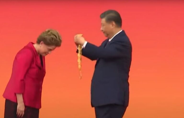 Dilma Rousseff recebe de Xi Jinping a ‘Medalha da Amizade da China’