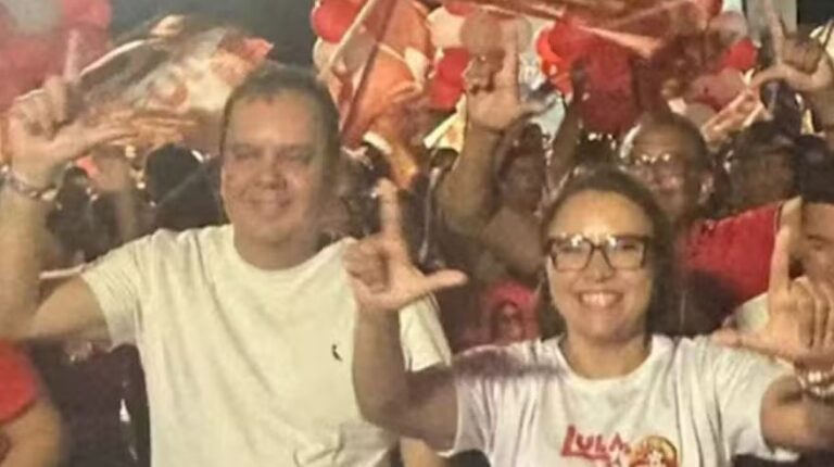 Candidato à presidência da Câmara faz o ‘L’ em evento de petista na Bahia