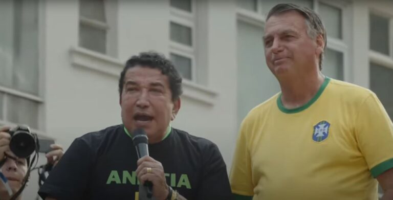 Magno Malta vai à porta da PF em Brasília e lidera orações por Bolsonaro