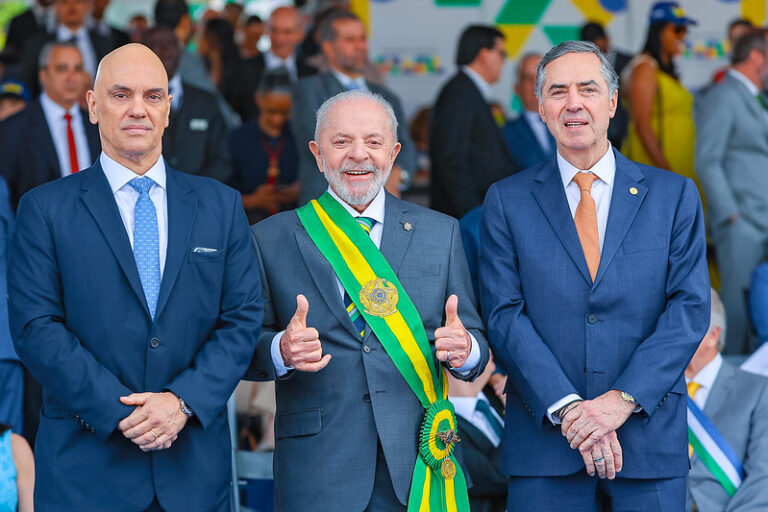 Lula faz churrasco descontraído com ministros e integrantes do STF após desfile de 7 de Setembro
