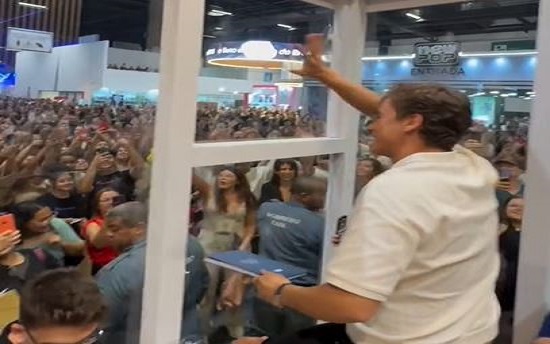 Nikolas Ferreira leva multidão a lançamento de livro na Bienal em São Paulo