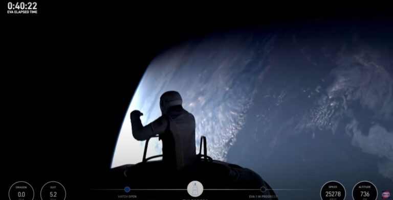 SpaceX, de Elon Musk, realiza primeira caminhada de civis no espaço