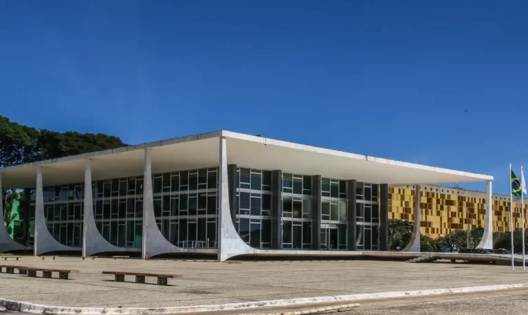Turma do Supremo vota para manter ‘X’ suspenso no Brasil