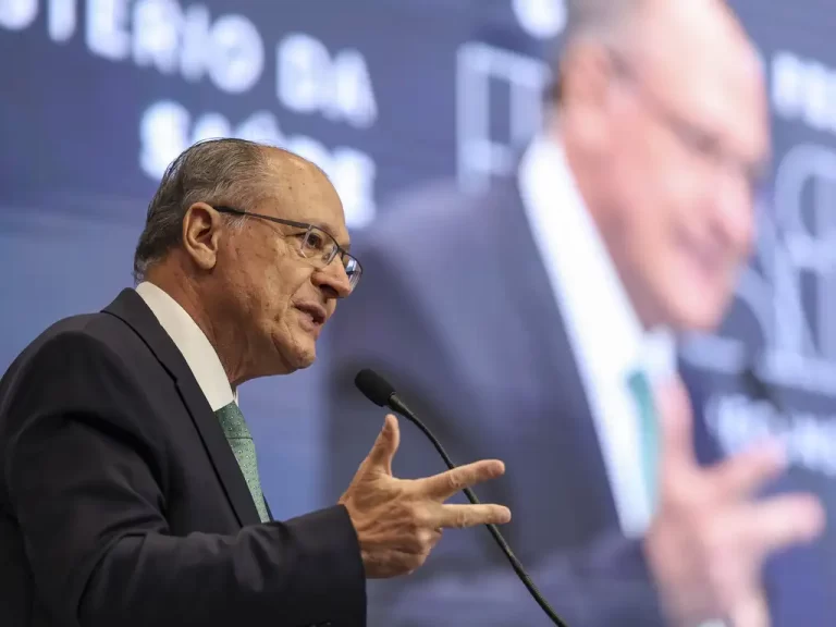 Alckmin toma chuva de vaias em evento de prefeitos