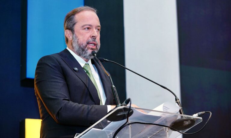 Ministro dá três dias para Enel restabelecer energia em São Paulo