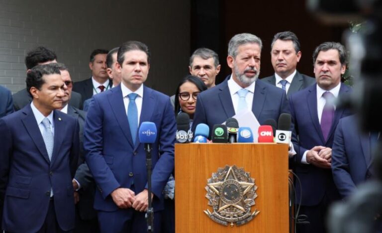 Arthur Lira tira anistia do ‘8 de Janeiro’ da CCJ, cria comissão e atrasa tramitação da proposta