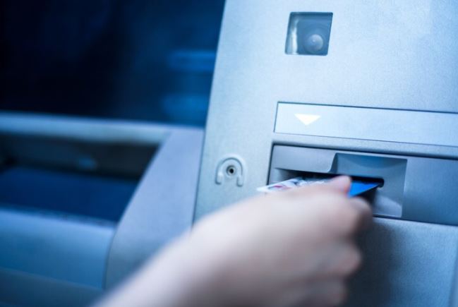 14% dos jovens até 25 anos nunca sacaram em caixa eletrônico