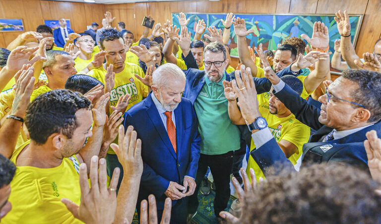 Otoni de Paula elogia Lula e comanda oração em encontro evangélico no Planalto