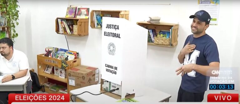 Pablo Marçal vota descalço e faltando seis minutos para fechamento da urna