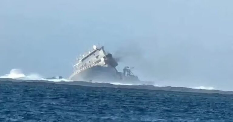 Navio da Marinha da Nova Zelândia encalha e afunda perto de Samoa