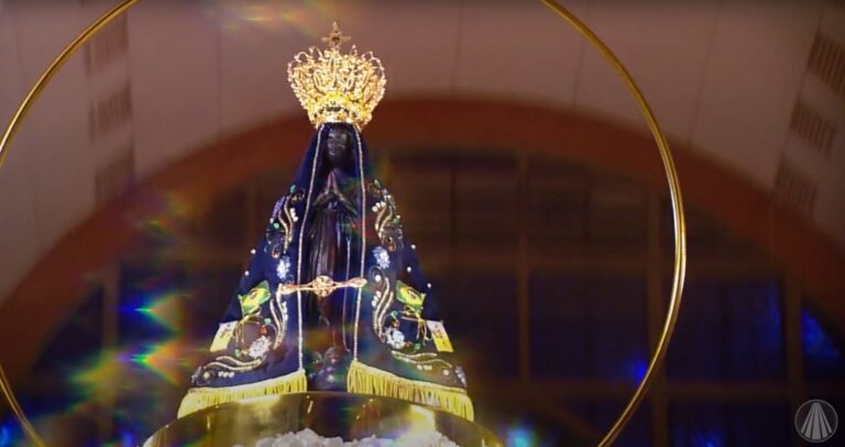 Milhares de fiéis celebram o Dia de Nossa Senhora Aparecida no Santuário Nacional