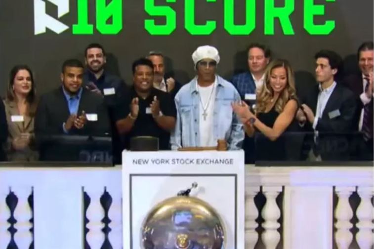 Ronaldinho Gaúcho toca o sino de encerramento na Bolsa de Valores nos EUA