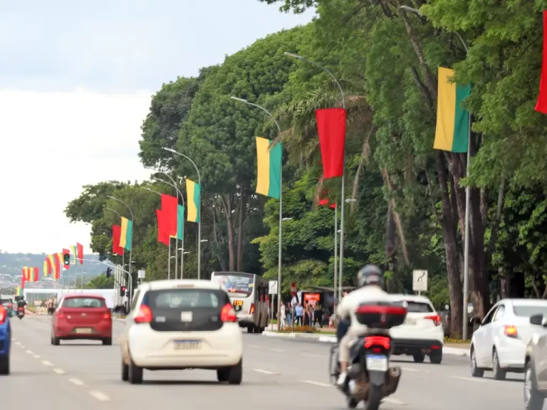 Esplanada é decorada com bandeiras vermelhas para visita de Xi Jiping