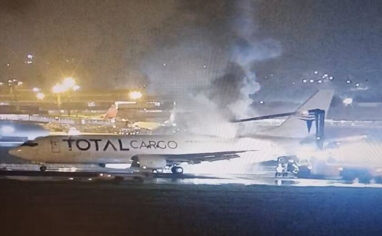 Avião de carga pega fogo no aeroporto de Guarulhos durante a madrugada
