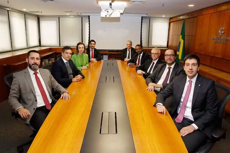 BC eleva Selic a 11,25% e defende execução de medidas fiscais