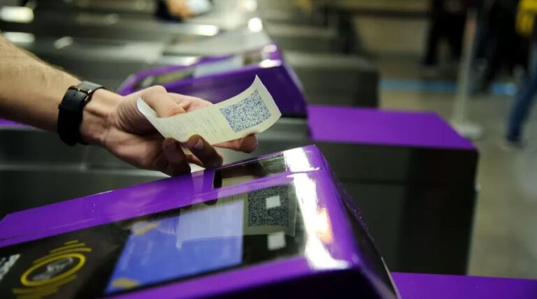 Falha no sistema de bilhetes por QR Code afeta passageiros de trens e metrô em São Paulo