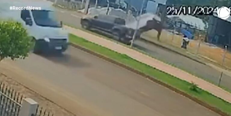 Carro estacionado capota ‘do nada’ e nem a dona sabe bem o que aconteceu