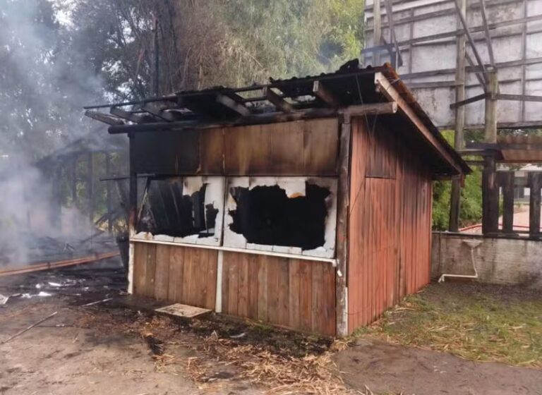 Incêndio destrói casa de “Tiu França”, em Santa Catarina