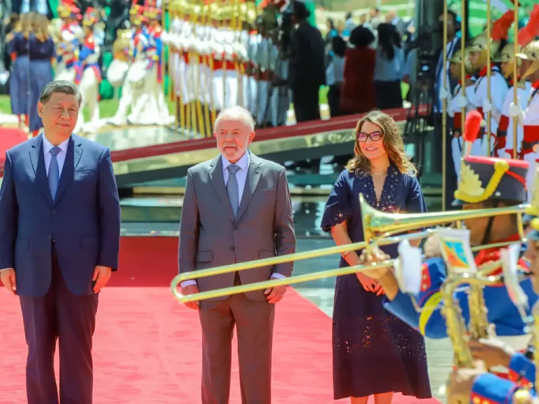 Lula e Xi Jinping assinam 37 acordos bilaterais entre Brasil e China