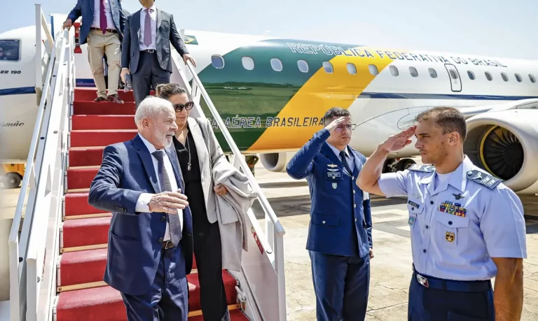 Lula adia decisão de compra de novo avião presidencial em meio a cortes de gastos